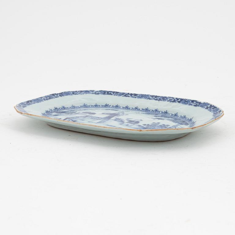 A Chinese blue and white porcelain charger, Qing dynasty, Qianlong (1736-95).