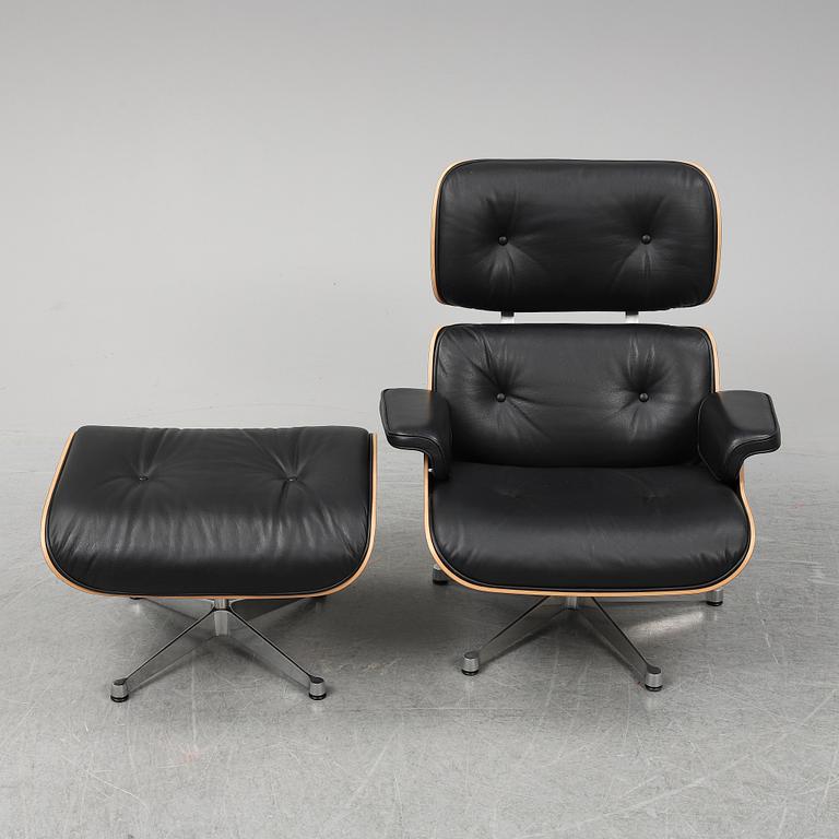 CHARLES & RAY EAMES, fåtölj med fotpall,  "Lounge Chair", Vitra, 2010-tal.