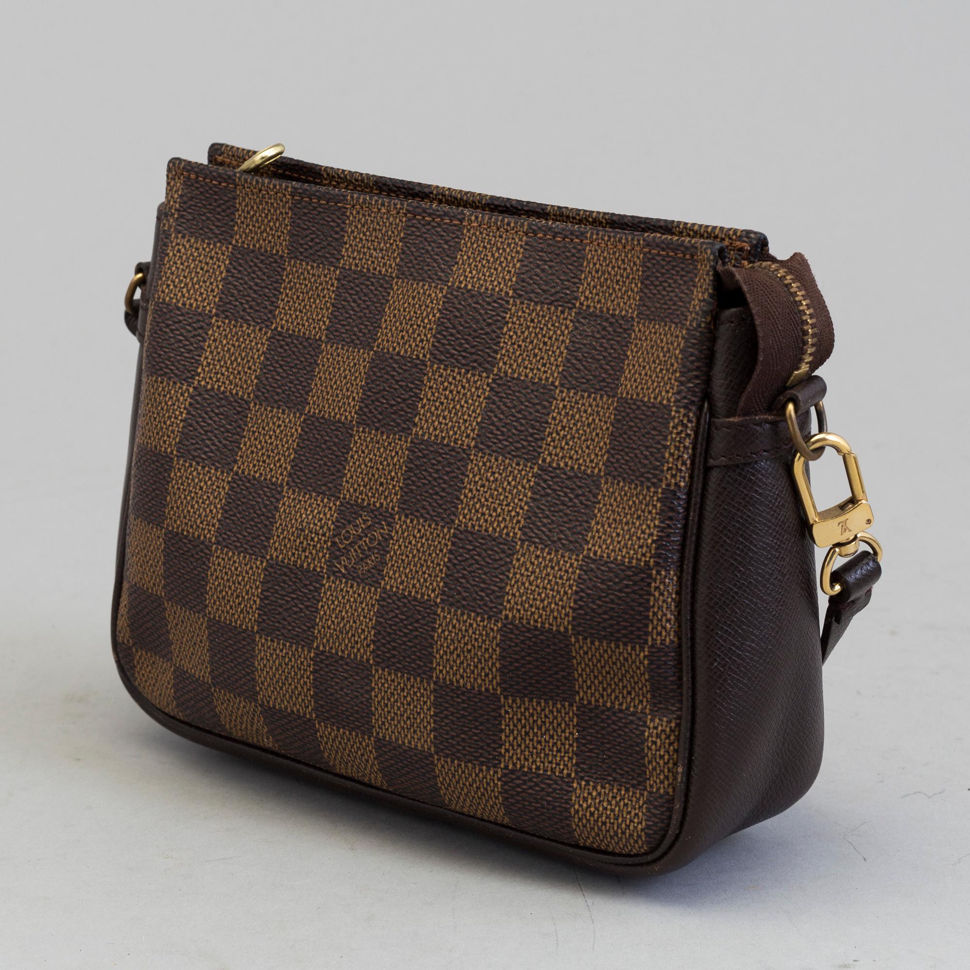 LOUIS VUITTON, a Damier Ebène hand bag.