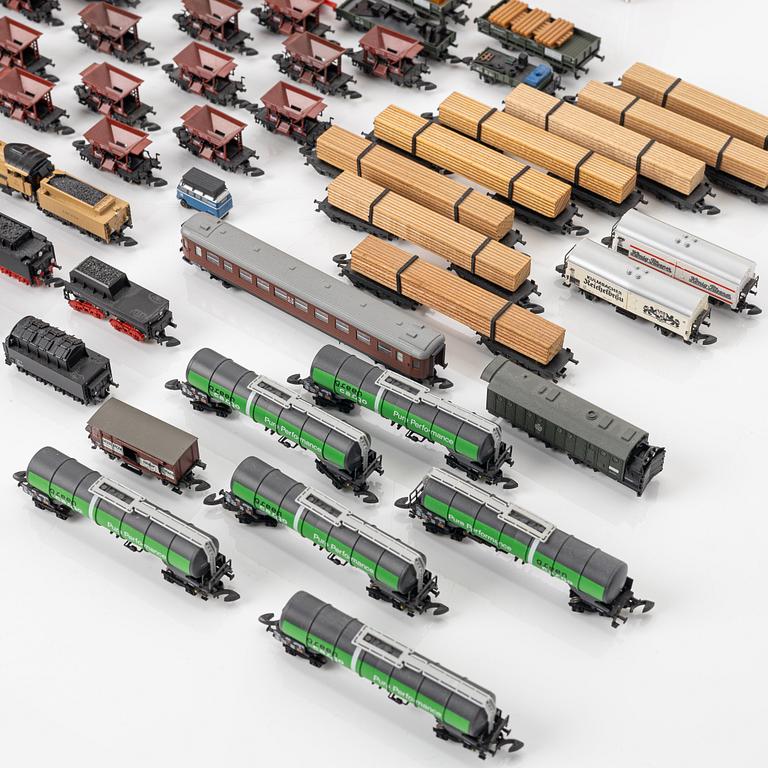 A collection of locomotives and carriages. Including Märklin, Z scale.