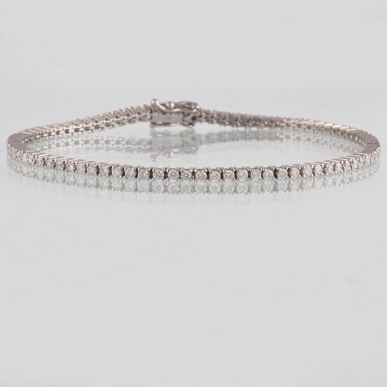 ARMBAND, 18K vitguld med briljantslipade diamanter ca 2.20 ct. Vikt 8,2 gram.