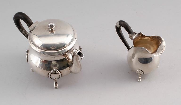 TEKANNA OCH MJÖLKKANNA, silver, otydliga stämplar, möjligen Frankrike, omkring år 1900. Total vikt med hänklar ca 372 g.