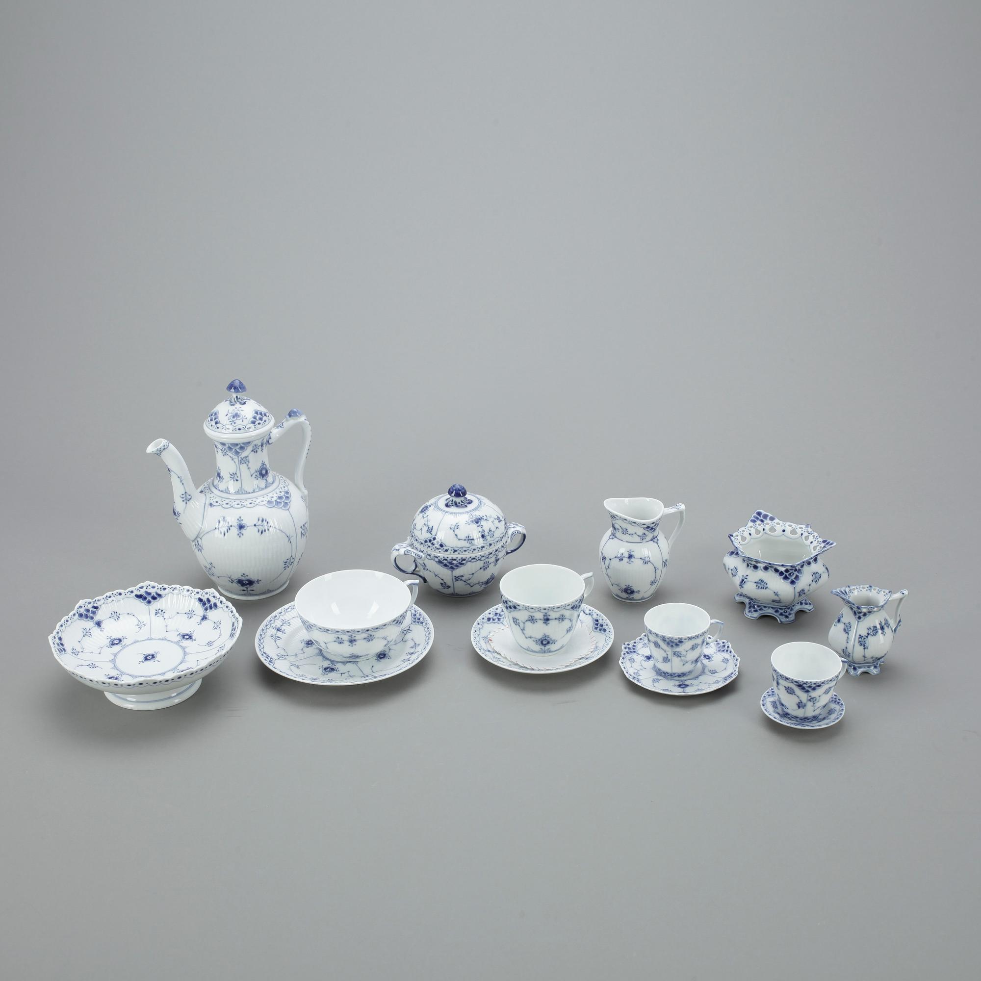 KAFFESERVIS, 52 delar, porslin, "Musselmalet", Royal Copenhagen, 1900-talets andra hälft.