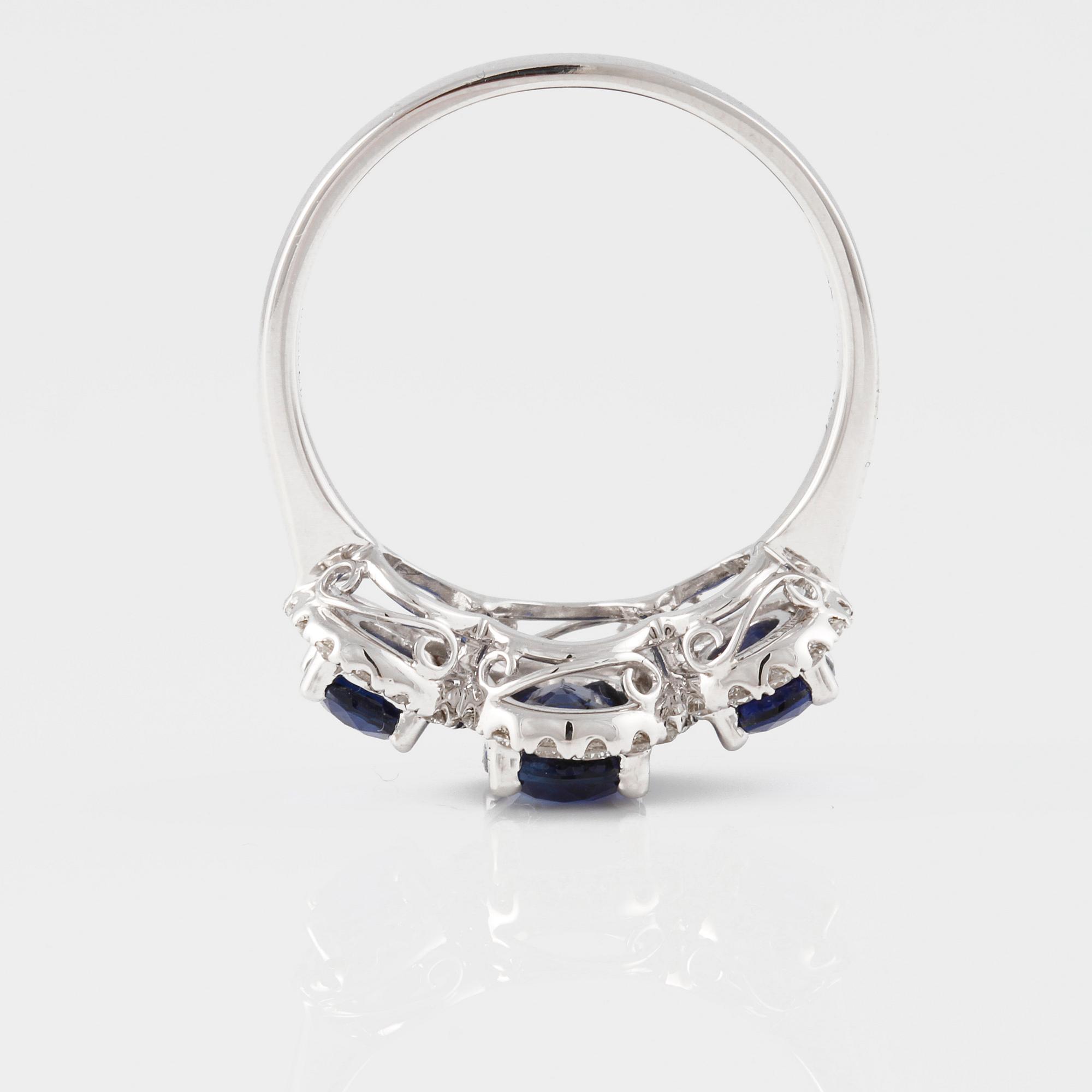 RING, 18K vitguld med briljantslipade diamanter 0.36 ct samt ovalslipade blå safirer 2.25 ct. Vikt 4,2 gram.