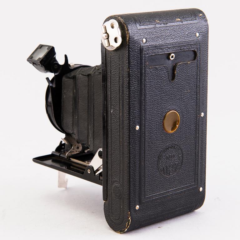 Set of five cameras, with accessories, 1920-50-tal.