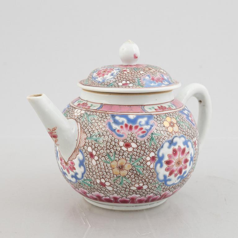 Tekanna med lock, porslin, Qingdynastin, Yongzheng (1723-35).