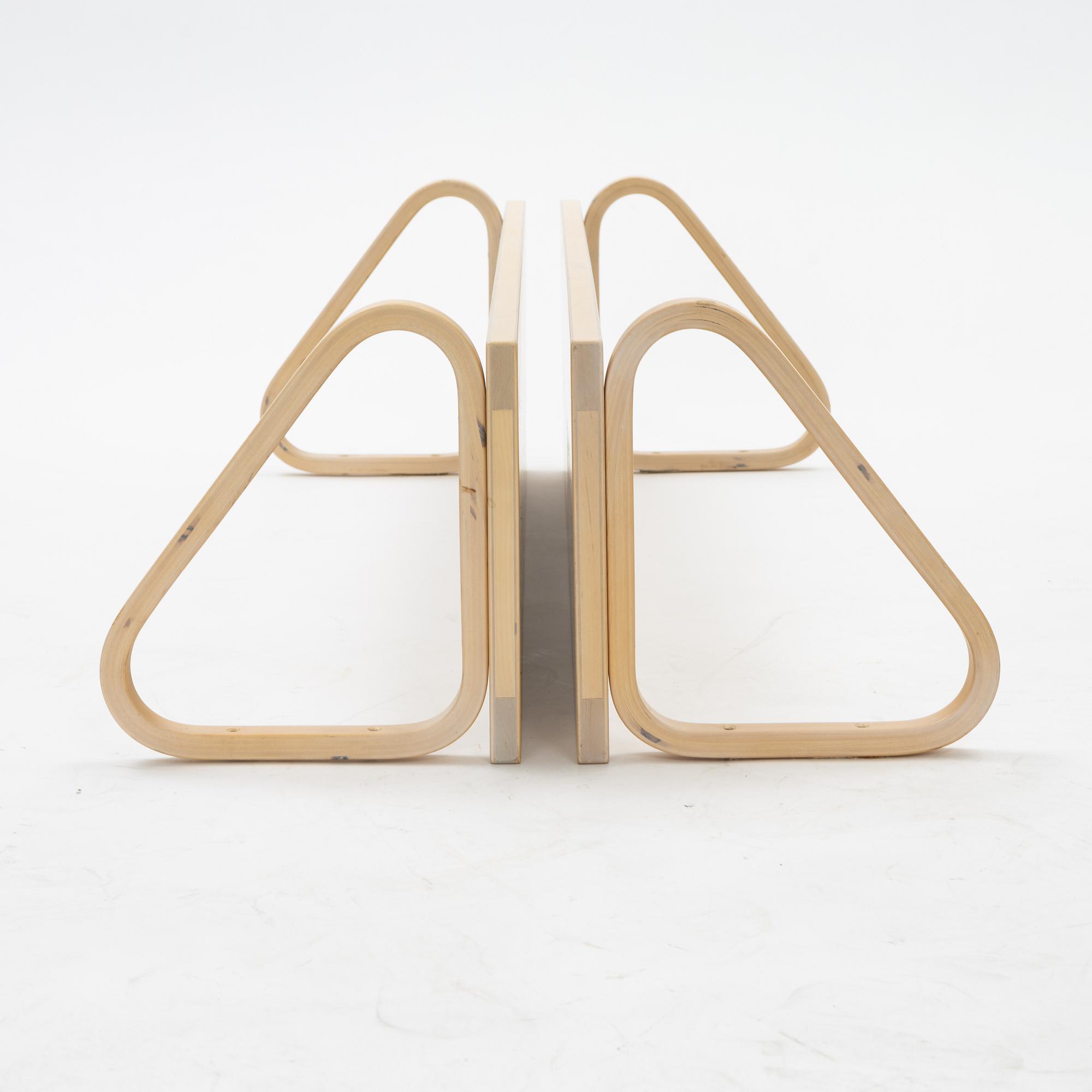 Alvar Aalto, a pair of model 112b shelves, Artek, end of the 20th century.