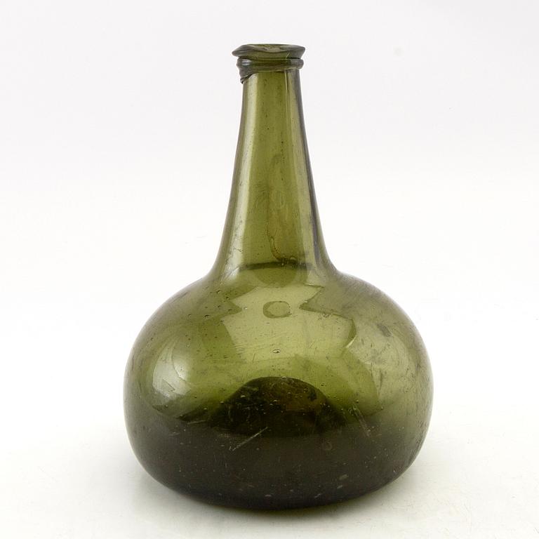 Flaska, grönt glas. Möjligen Henrikstorps glasbruk, 1700-tal.