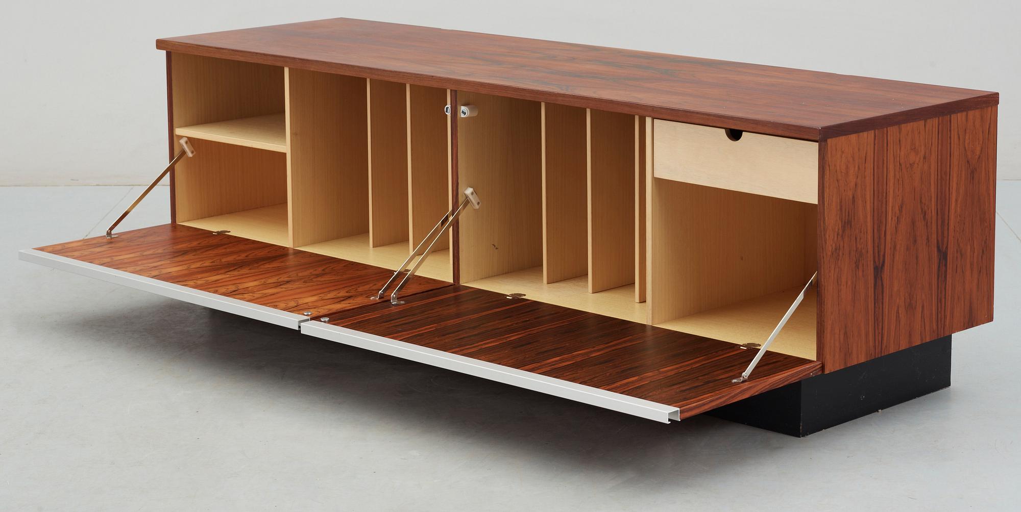 SIDEBOARD, Jan Ole Ertzeid, Bruksbo, Norge, 1900-talets andra hälft.
