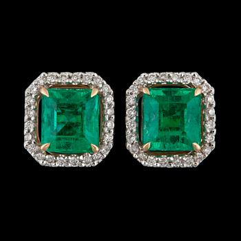 1056. A pair of emerald, 2.26 cts, and diamond, 0.22 ct, earrings.