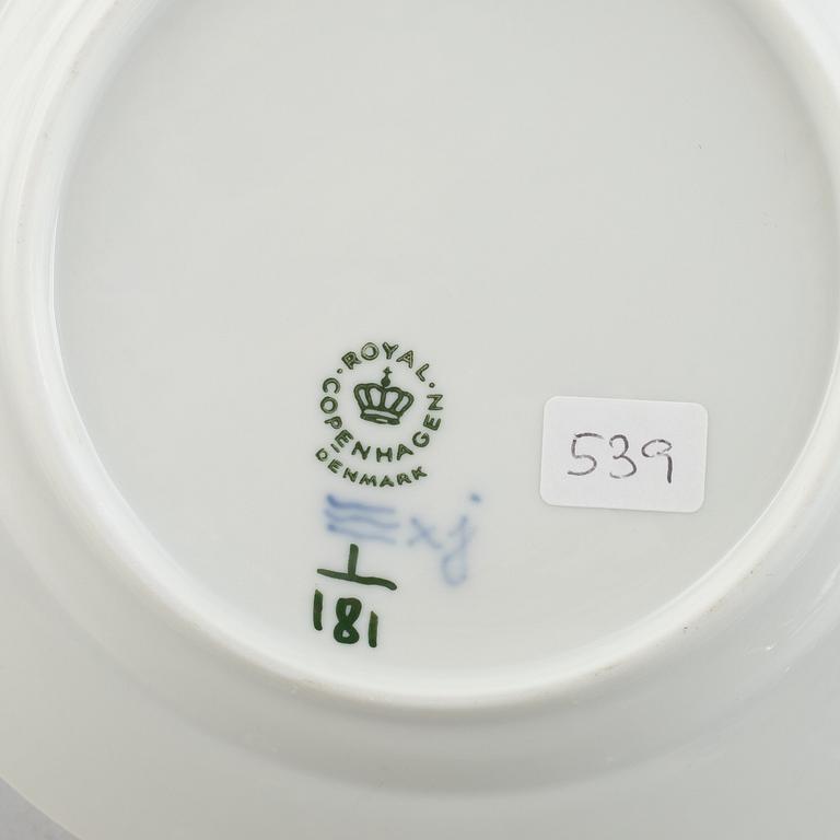 Tallrikar, 11 stycken, porslin, Royal Copenhagen, "Musselmalet halvblond", 1893-1923 och senare.