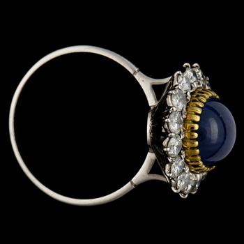 A cabochon cut blue sapphire and brilliant cut diamond ring, tot. ca 1.20 cts.
