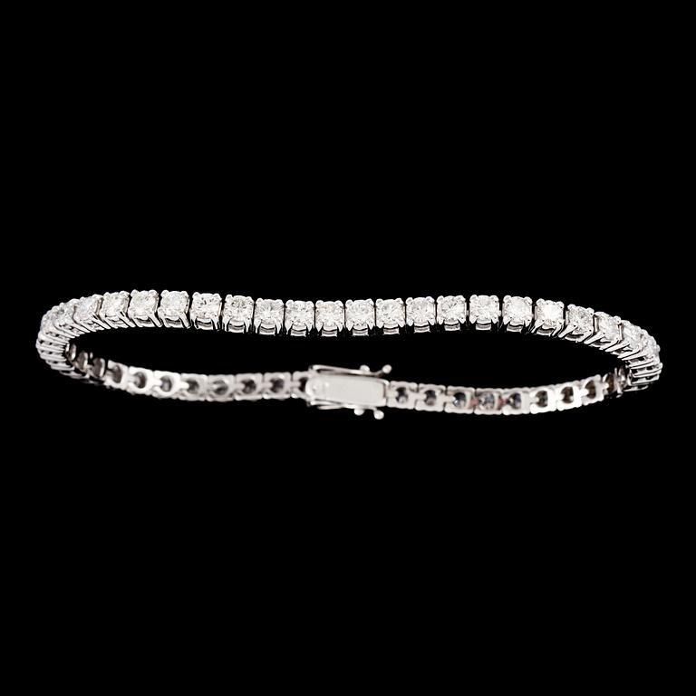 ARMBAND, 18k vitguld med briljantslipade diamanter, 6.42 ct. Vikt 19,1 g.