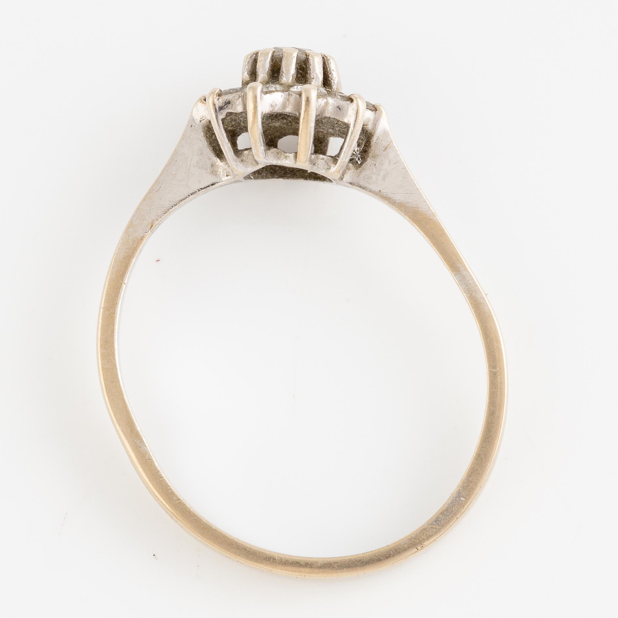 Ring, 18K vitguld med briljantslipade diamanter.