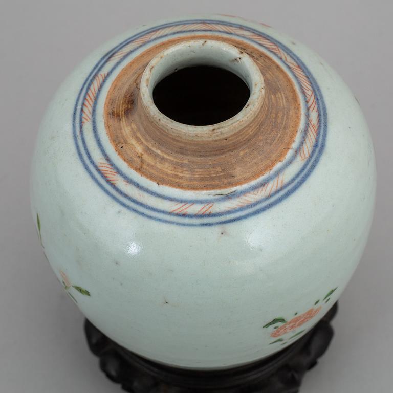 A famille rose tea caddy, Qing dynasty, Qianlong (1736-95).