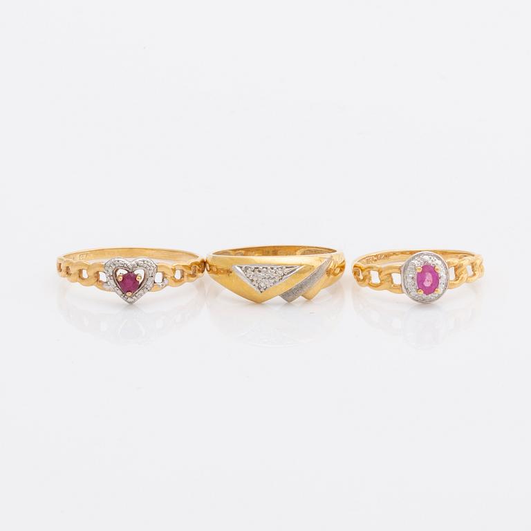 3 rings, 18K gold, 2 rubies and 3 single-cut diamonds, total weight 6,2 g.