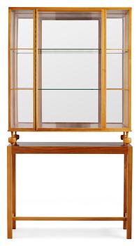475. A Josef Frank walnut showcase cabinet, Svenskt Tenn, model 2077, 1960's.