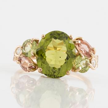 Ring med oval peridot, rosa turmaliner, och små briljantslipade diamanter.