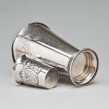 BÄGARE, 2 st, silver, 1947 och 1949, vikt ca 445g.