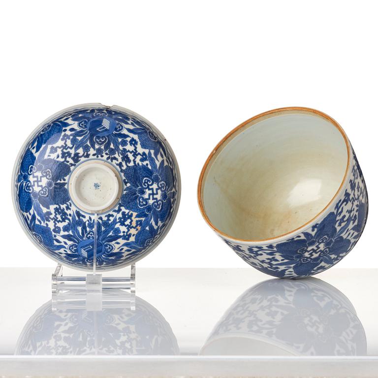 A large blue and white jar with cover, Qing dynasty, Kangxi (1662-1722).