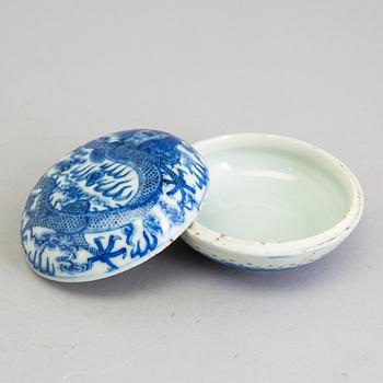 A Chinese blue and white porcelain seal paste box, circa 1900.