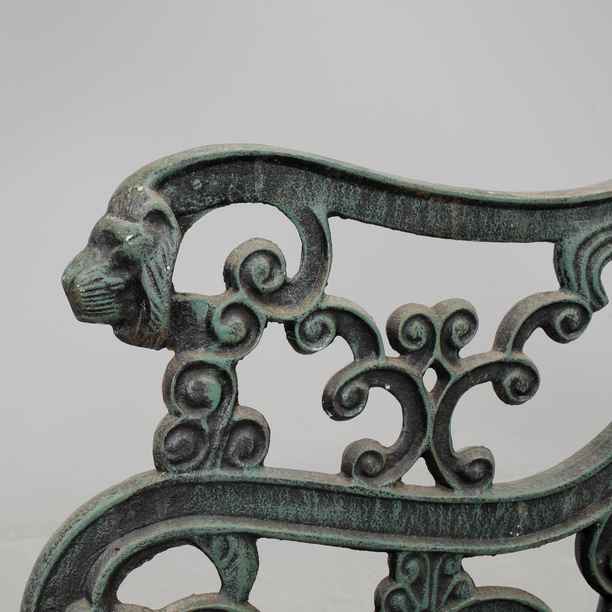 SOFFGAVLAR, ett par, samt BORDSBEN, gjutjärn, 1900-tal.