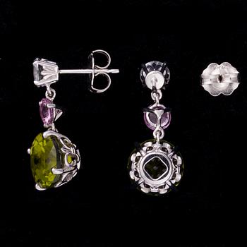 ÖRHÄNGEN, 14K vitguld, peridoter, safirer. Vikt ca 3,7 g.