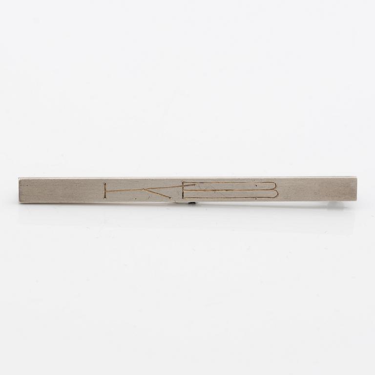 Wiwen Nilsson, brosch med monogramgravyr, sterlingsilver, Lund 1949.