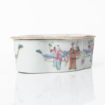 A Chinese famille rose ewer, a a cup with cover, a cup with saucer, a box and a censer, Qing dynasty, 18th and 19th cent.