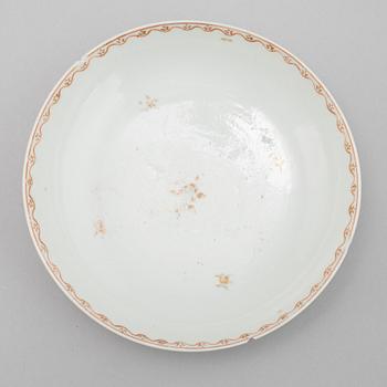 Koppar med fat, fyra st samt kanna, porslin, Qingdynastin, Qianlong (1736-95).