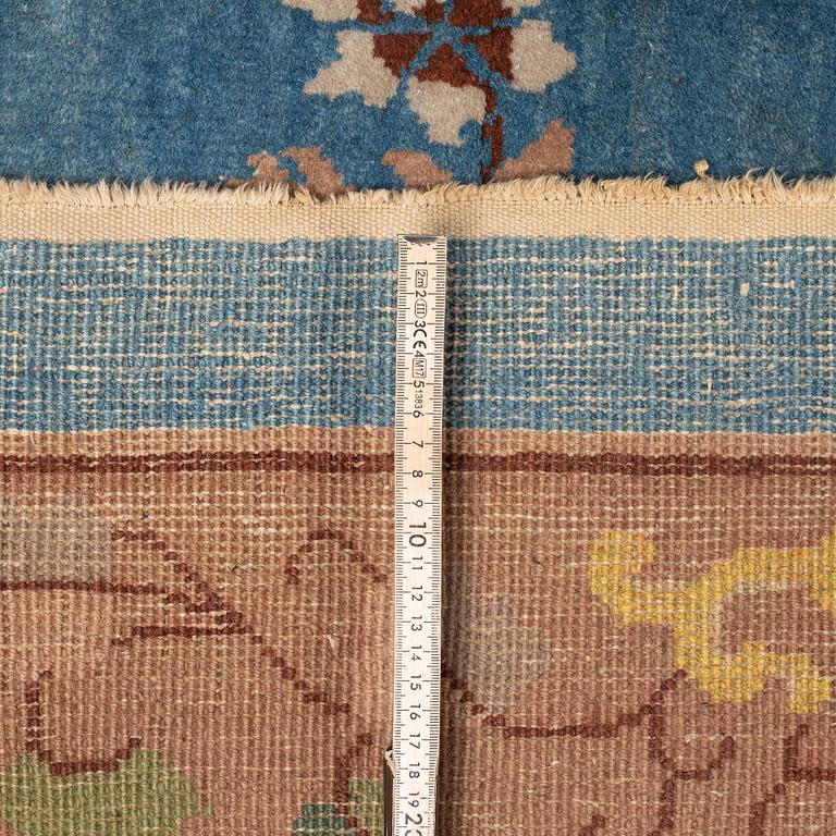 A carpet, a semi-antique China, ca 329,5-332 x 241,5 cm (as well as 1-1,5 cm flat weave at the ends).