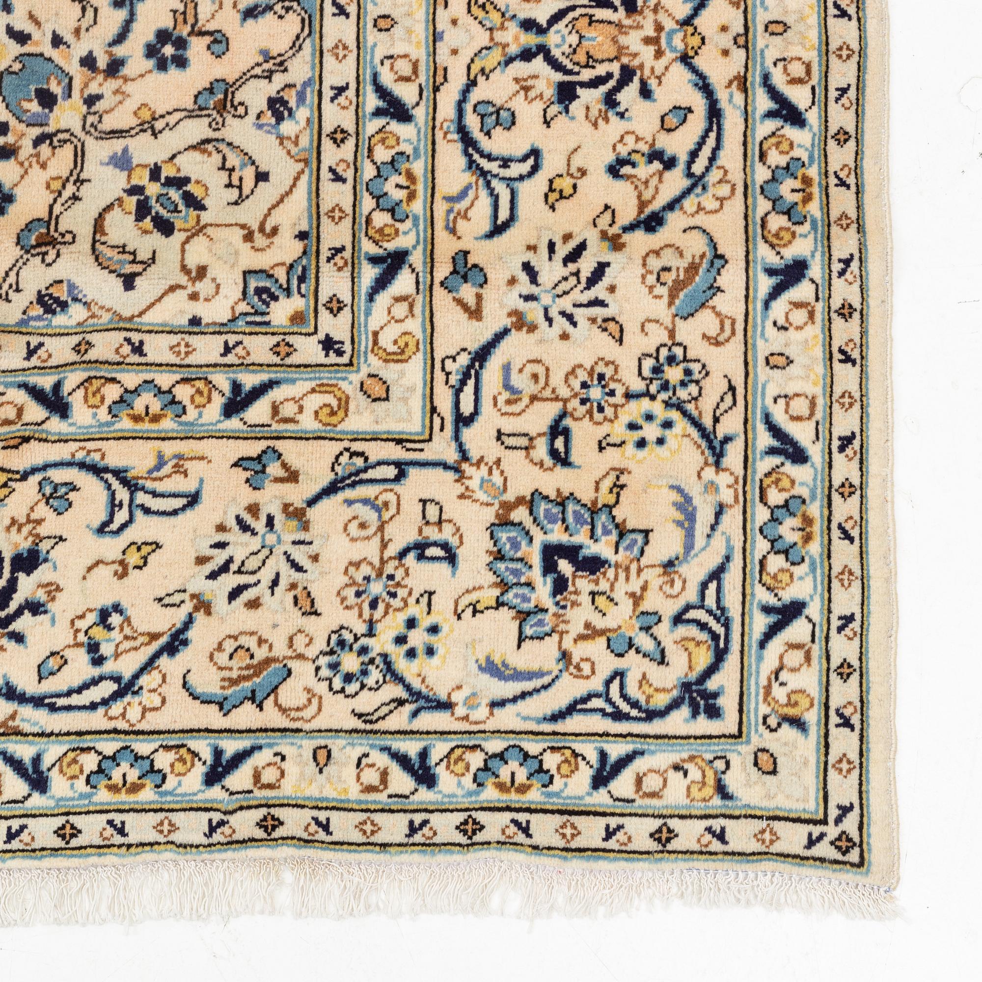 A Kashan carpet, ca 352 x 239 cm.