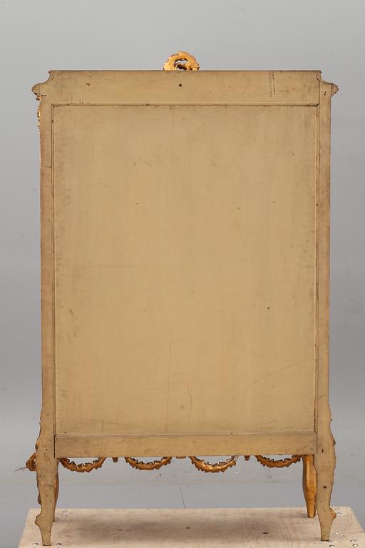 VITRINSKÅP, Louis XVI-stil. Sekelskiftet 1900.