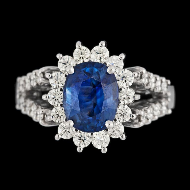 RING, blå fasettslipad safir, 4.50 ct, med briljantslipade diamanter, tot. ca 1.10 ct.
