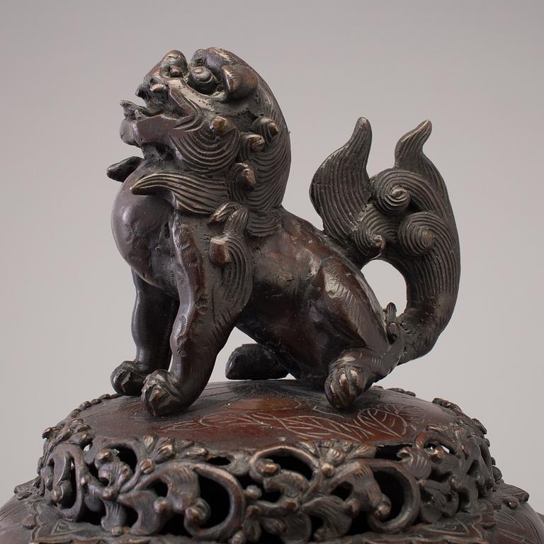 A massive Japanese bronze incense burner on tripod with cover, Meiji Meiji (1868-1912).
