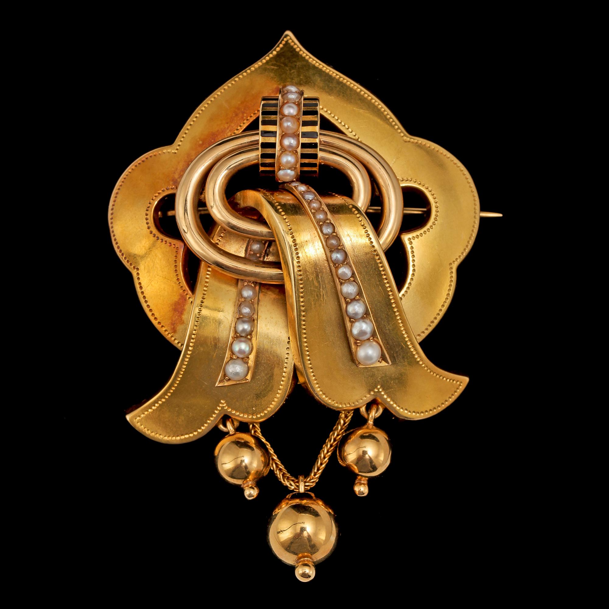 BROSCH samt ÖRHÄNGEN, 18k guld med emalj och små odlade pärlor, Gustav Dahlgren & Co, Malmö, 1886. Tot vikt 18 g.