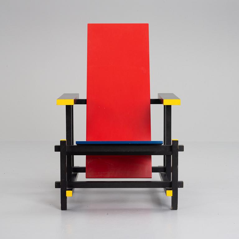 Gerrit Rietveld, fåtölj, "Red and blue chair", Cassina, formgiven 1918.