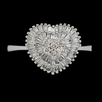 RING, 18K vitguld, åttkant och baguetteslipade diamanter tot ca 0.43 ct.