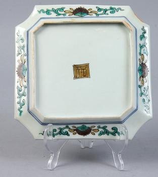 YTTERFODER samt FAT, porslin, Kina, 1800- resp 1900-tal.