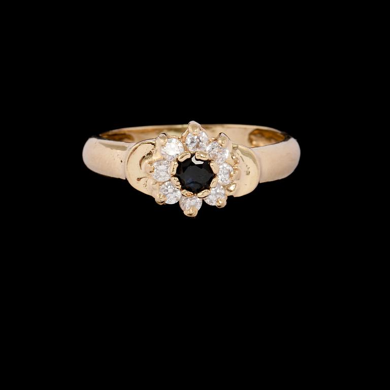 RING, 18k guld med ovalslipad rubin samt 8 briljantslipade diamanter, totalt ca 0.08 ct. Vikt 3 g.