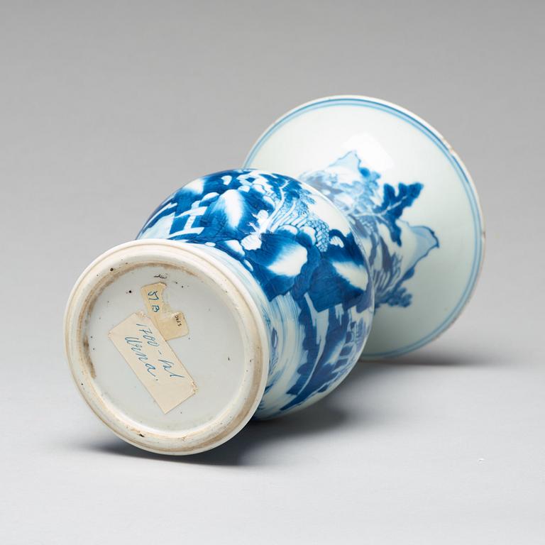 A blue and white 'yenyen' vase, Qing dynasty, Kangxi (1662-1722).