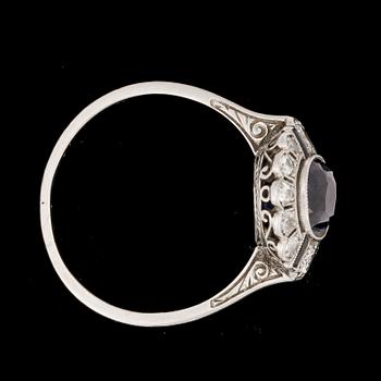 RING, platina med safir ca8,7x6,5mm och diamanter tot ca0,34ct. Europa, 1938. Vikt 3,8g.