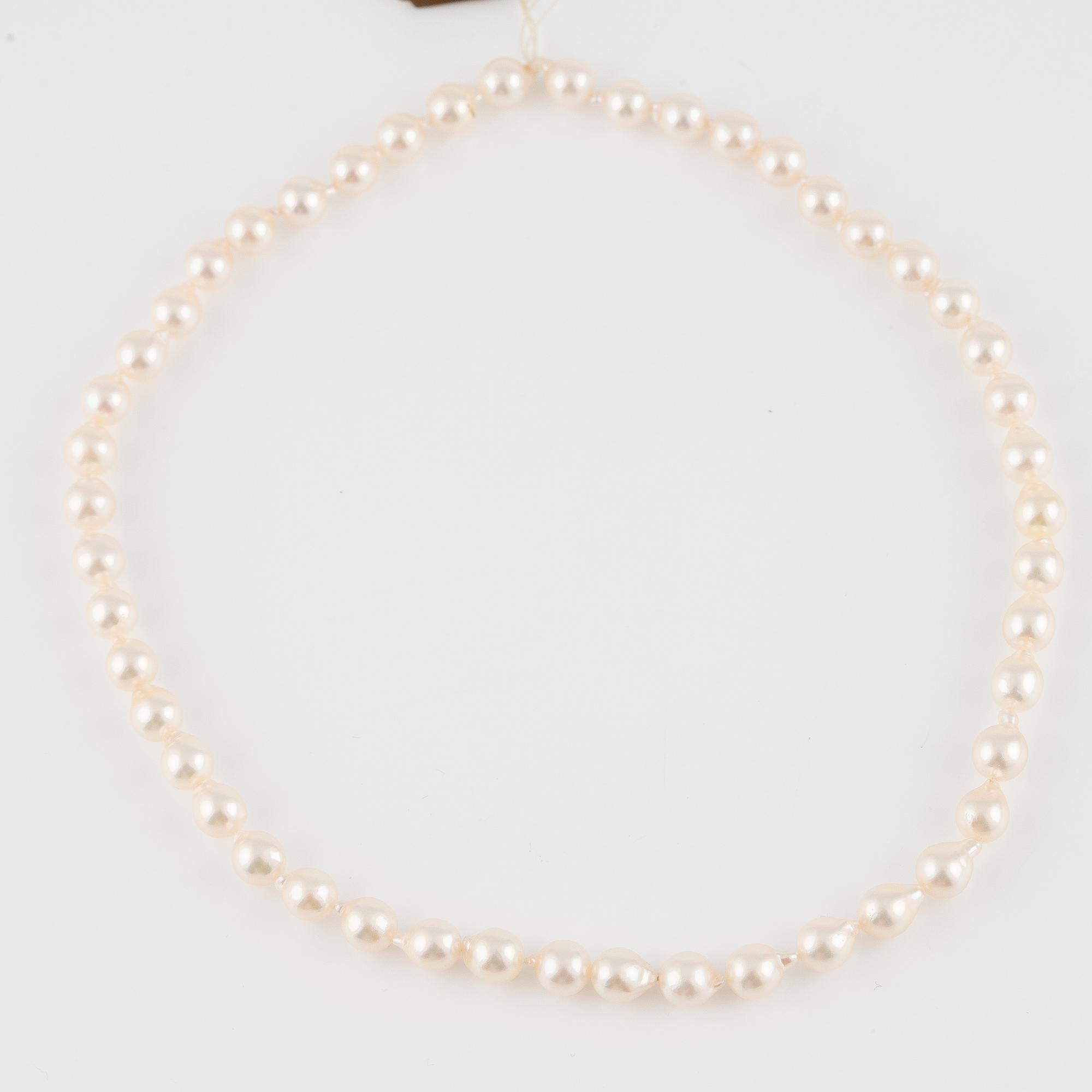 Three necklaces with cultured pearls, without clasps.