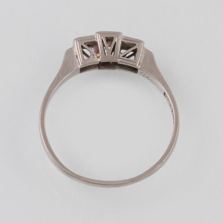 RING, 18K vitguld med 3 briljantslipade diamanter 0.15 ct, Trege, Göteborg, 1952. Vikt 2,0 gram.