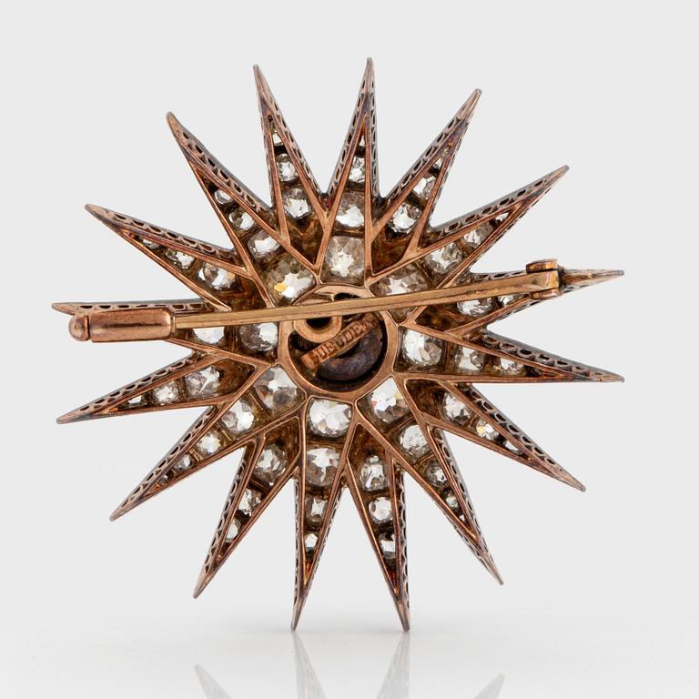 A star brooch in 14K gold and silver set with old-cut diamonds.