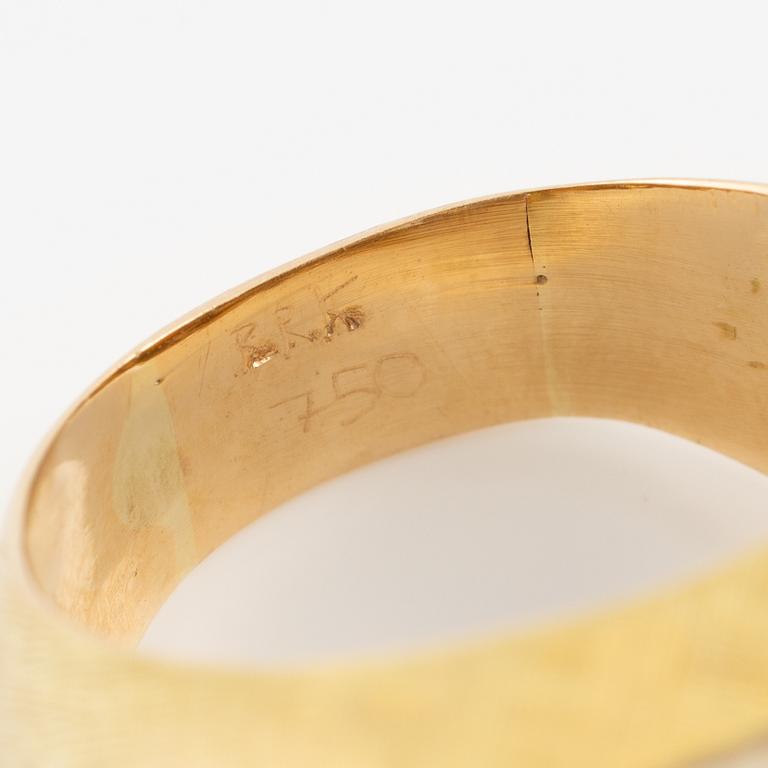 Ring in 18K gold set with old-cut diamonds.