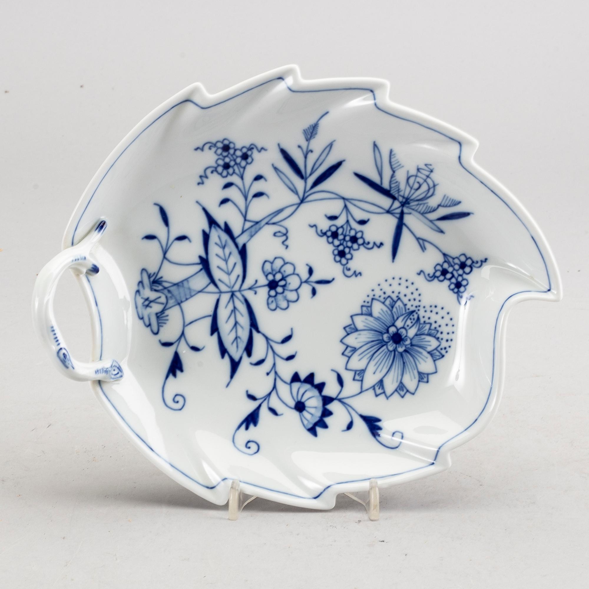 SERVISDELAR, 19 st, porslin, "Lökmönstret", Meissen, Tyskland,