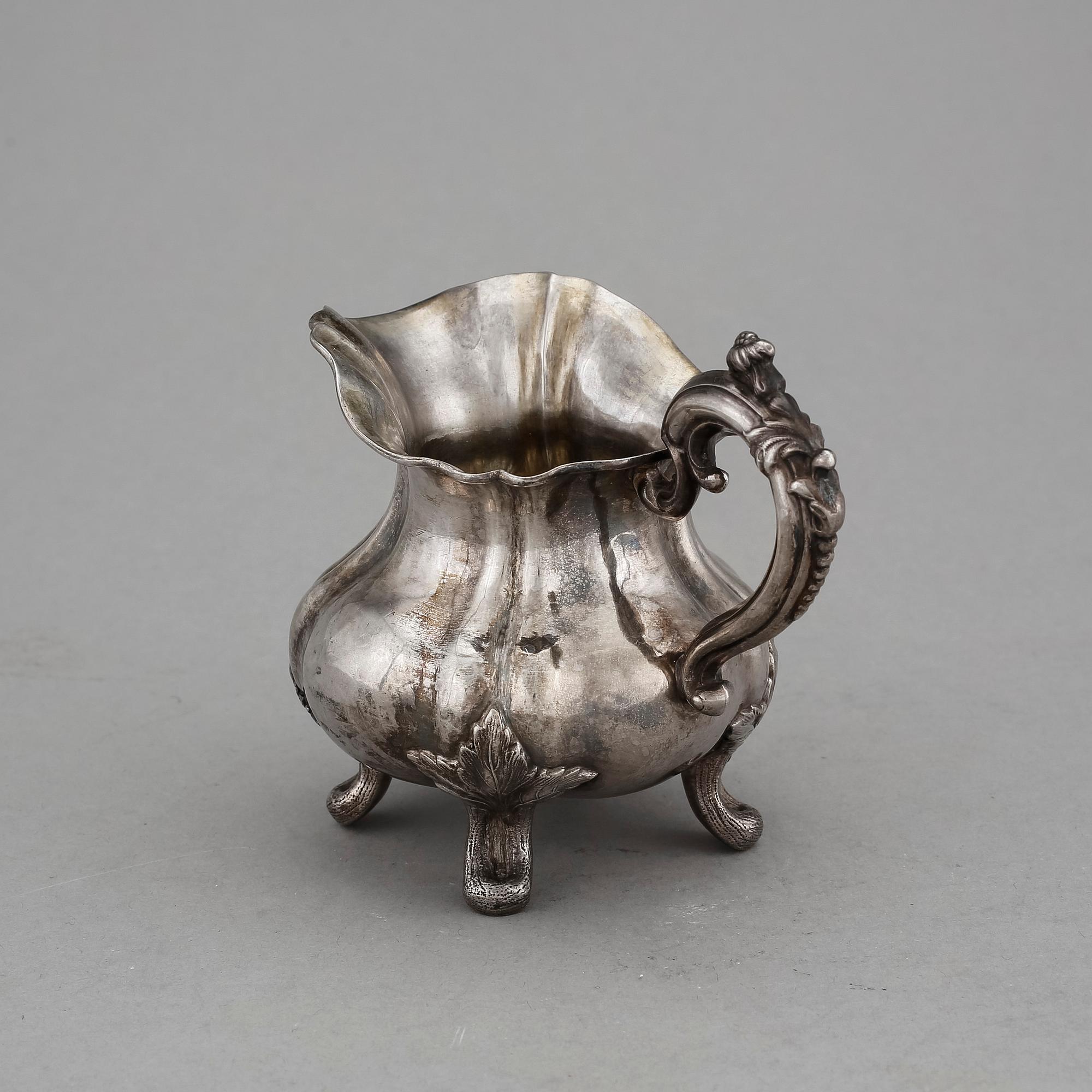 GRÄDDKANNA, silver, nyrokoko, S:t Petersburg, 1867. Vikt ca 152g.
