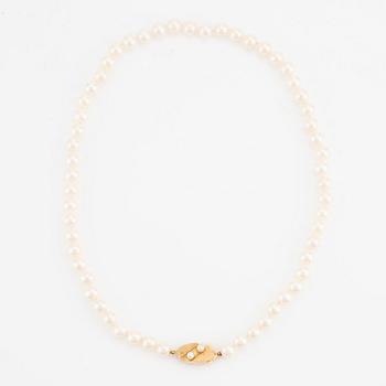 A necklace and a pair of earrings in 18K gold and cultured pearls.