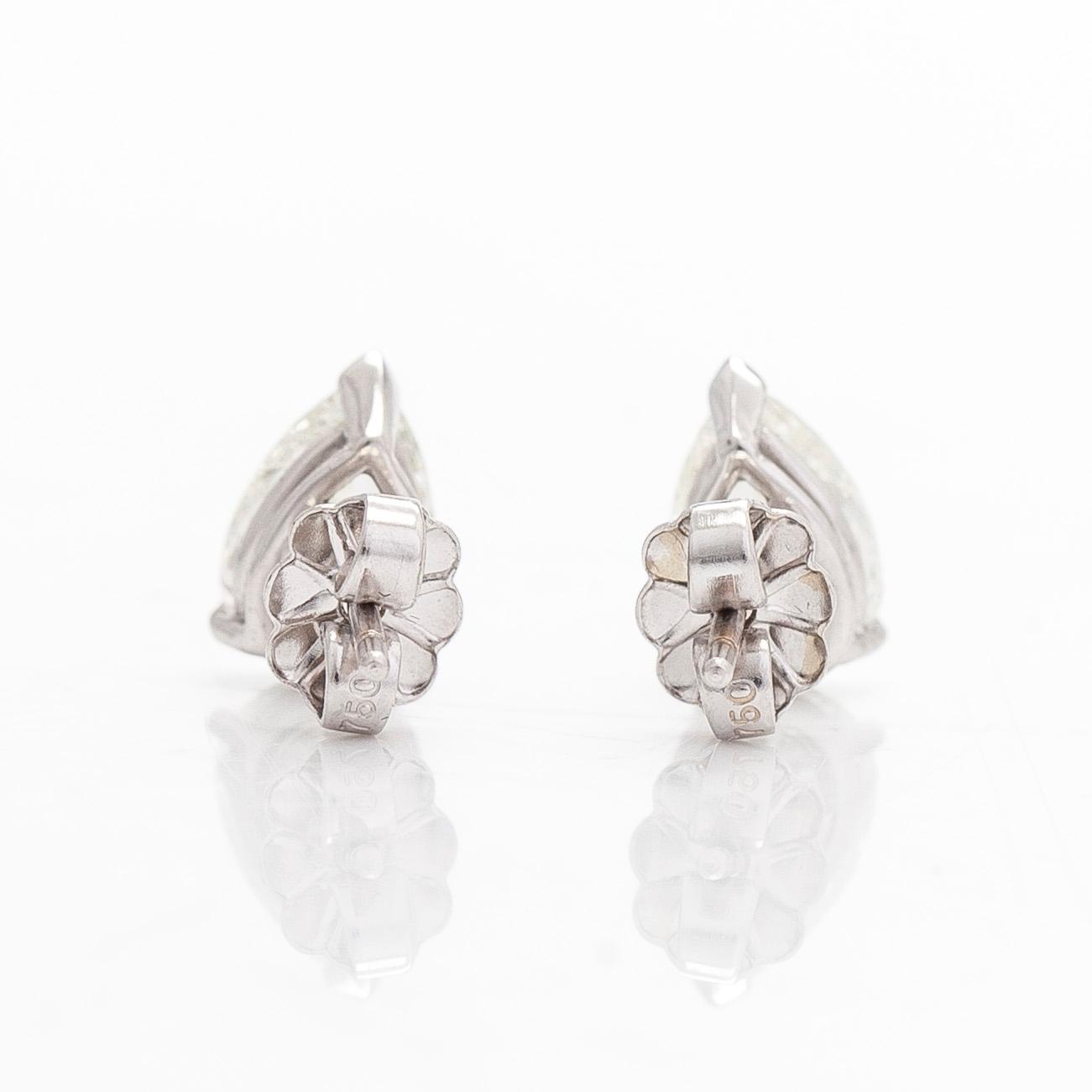 Örhängen, enstensörhängen, 18K vitguld med droppslipade diamanter.